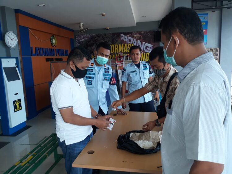 DISERAHKAN KE POLISI— Petugas sipir Rutan Kelas IIB Anak Air Padang menyerahkan temuan sabu kepada Polisi.