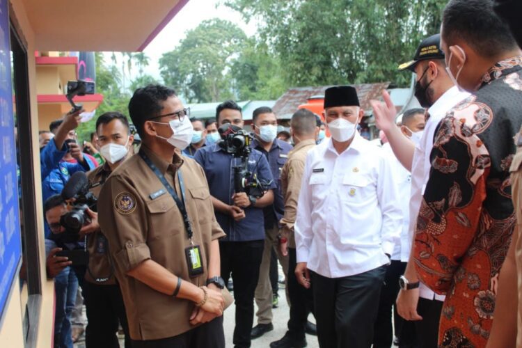 DIALOG—Menparkraf RI Sandiag Uno dialog dengan Gubernur Sumbar Mahyeldi dan pejabat lainnya.