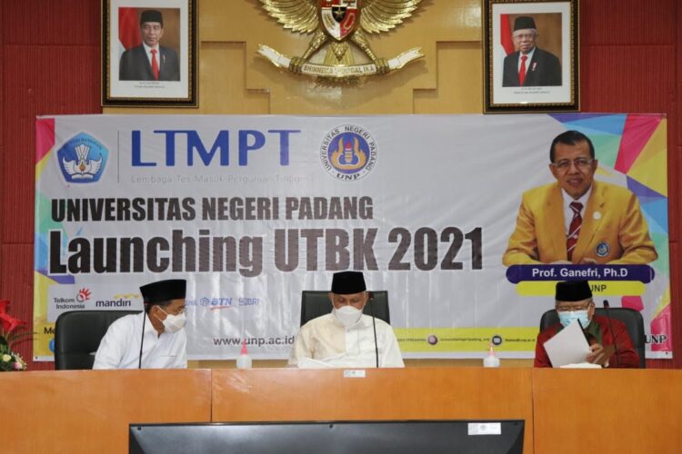 BERSAMA—Gubernur Sumbar, Mahyeldi Ansharullah bersama Rektor UNP, prof Ganefri dan Civitas Akademika UNP, saat pembukaan Prodi Kedokteran Kekhususan Olahraga UNP, Sabtu (24/4).