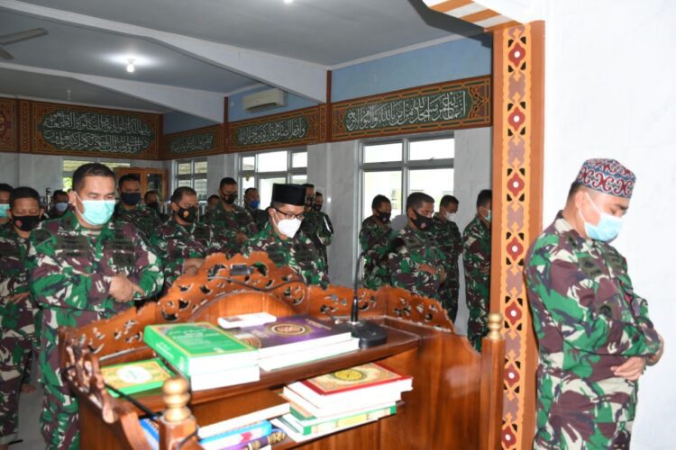 SHALAT GAIB— Danlantamal II Hargianto.S.E.,M.M.,S.i(Han) diikuti pejabat lain khusuk menjalankan shalat gaib di Masjid Aljariyah Mako Lantamal II, Senin (26/4).