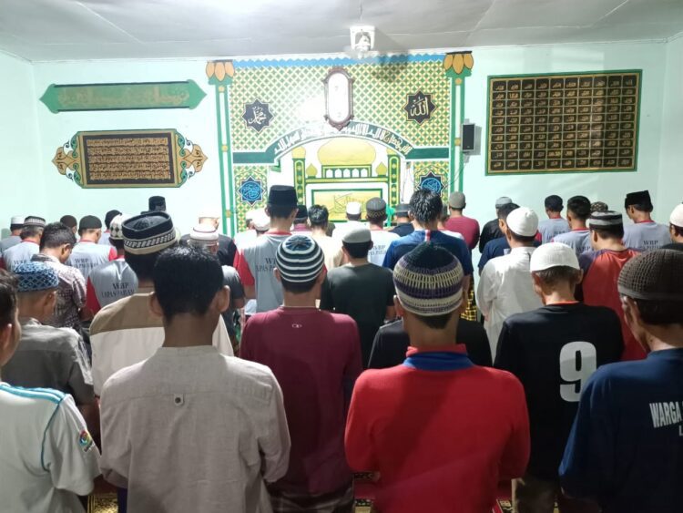 SUASANA—Terlihat suasana shalat gaib di  Lembaga Pemasyarakatan (Lapas) Kelas II B bersama Warga Binaan Pemasyarakatan (WBP) berjalan khusuk.