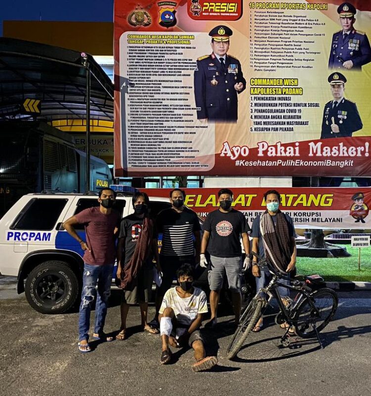 PENCURI SEPEDA—Riko Firmansyah (33) yang terlibat dalam kasus pencurian sepeda ditangkap Tim Klewang Satreskrim Polresta Padang dan ditembak gara-gara mencoba kabur.