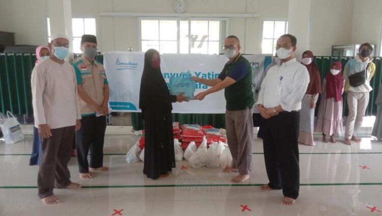 PT PLN UIP SUMBAGTENG melalui YBM PLN memberikan bantuan paket sembako “Berbagi Bingkisan Sembako dan Santunan Yatim Dhu’afa Ramadhan 1442 H” untuk warga dhu’afa dan Yatim Dhu’afa di Lingkungan kantor PT PLN (Persero) UIP Sumbagteng yang berada di Kelurahan Sidomulyo Barat Kecamatan Tampan Kota Pekanbaru. (28/04/21).