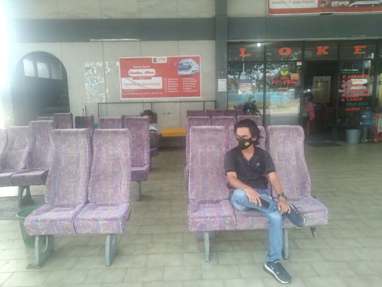 BELUM TERJADI KENAIKAN— Suasana bus PO NPM masih relatif sepi dari pemudik yang ingin membeli tiket ke luar Sumbar, Rabu (28/4). Hingga kini belum terlihat lonjakan penumpang yang melakukan mudik lebih awal.