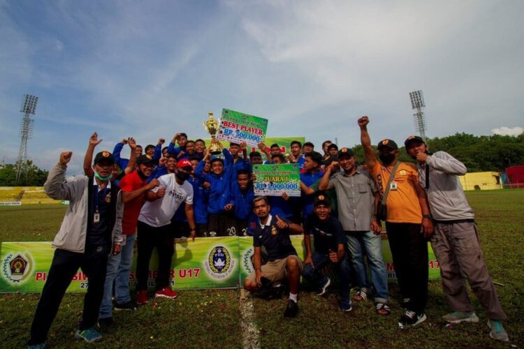 PRC Champions Piala SIWO PWI Sumbar U-17 1 RAYAKAN KEMENANGAN— IPRC merayakan kemenangannya atas BBC Batuang Taba di laga final Piala SIWO PWI Sumbar U17 2021, di Stadion GOR H Agus Salim Padang, Senin (5/4).