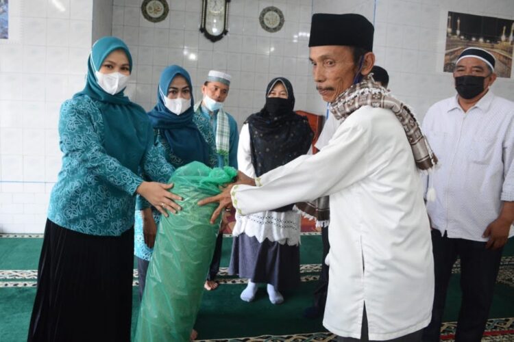 BANTUAN—Ketua TP PKK Tanahdatar Ny Lise Eka Putra serahkan bantuan saat kunjungan kerjanya kemarin.