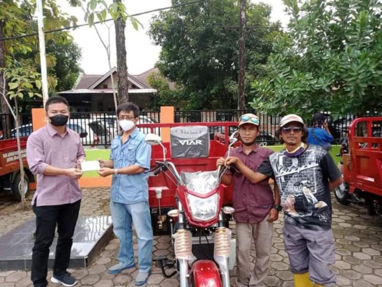 3 Kelurahan Terima Becak Motor 1 Iswato Kwara menyerahkan bantuan 5 unit becak motor (betor)