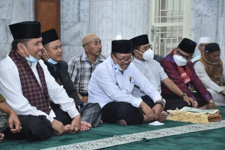Jelang Ramadan 1442 H Bupati AWR Shalat Tarawih Perdana di Kampung Halaman
