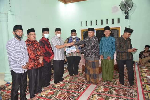 SERAHKAN BANTUAN—Bupati Padangpariaman Suhatri Bur serahkan bantuan TSR di Surau Kariang,  Nagari Toboh Gadang Barat, Kecamatan Sintoga.