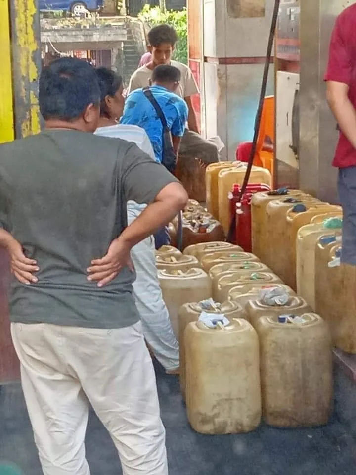 Pengisian BBM di SPBU Tanjung Lolo Dikeluhkan, Petugas SPBU Lebih Utamakan Jeriken 1 PENGISIAN BBM— Unggahan di medsos viral tentang pengisian BBM di SPBU Tanjung Lolo, Kecamatan Tanjung Gadang, Sijunjung marak pelanggan jeriken.