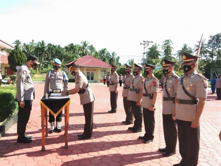 SERTIJAB—Upacara proses sertijab Kabag Ops dan kapolsek di Mako Polres Padangpariaman, kemarin.