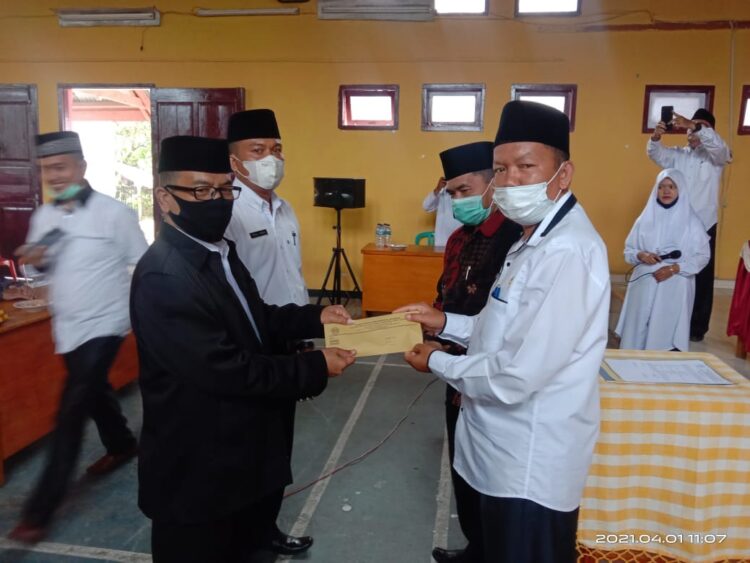 Kakemenag Serahkan SK KUA Tanjung Baru