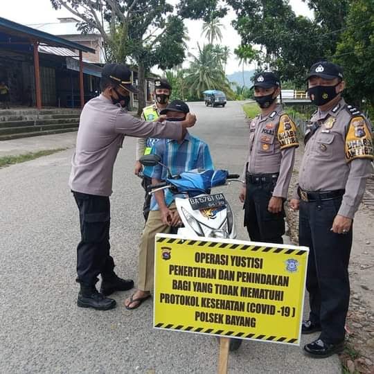 Kapolsek Bayang Iptu.M. Thamrin. SH M.M turun langsung dalam kegiatan operasi yustisi Selasa 20 5 di gelar didepan Mako Polsek Bayang.