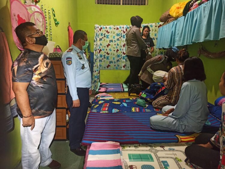 RAZIA—Kasat Resnarkoba AKP Hendri Has bersama tim gabungan melakukan razia di LPKA Tanjung Pati.