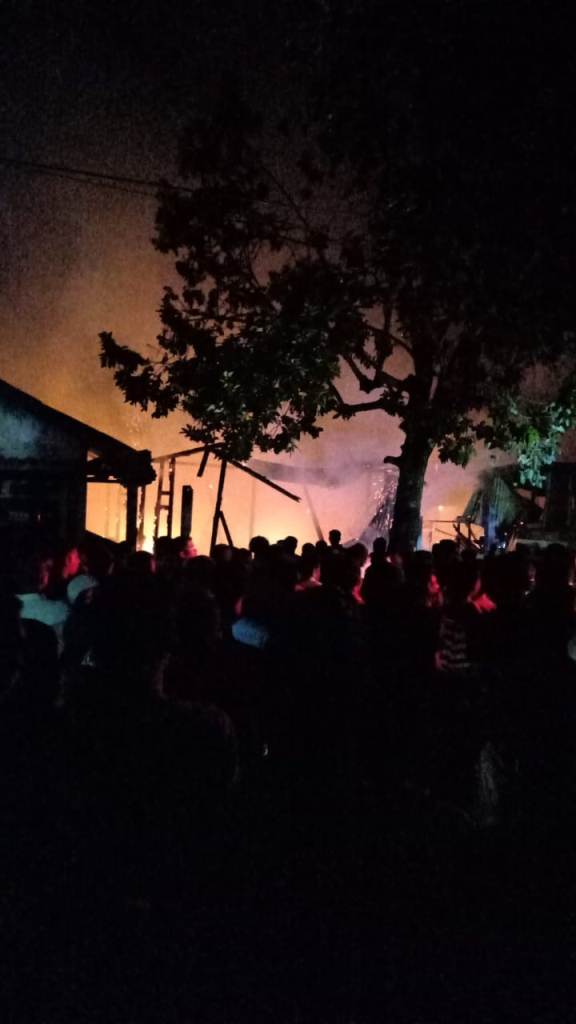 KEBAKARAN— Warga bersama petugas Damkar berupaya memadamkan api yang membakar empat unit rumah warga di Jorong Pasa Lamo Nagari Ujung Gading, Kecamatan Lem bah Melintang.