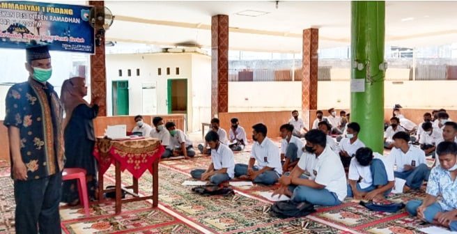 Kepaqla SMK SMK Muhammadiyah 1 Padang Habibullah mengontrol kegiatan pesantren Raamadhan disekolahnya