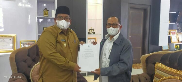 Risiko Pekerjaan bisa Dimana saja, Jaminan Keselamatan Kerja Dibutuhkan Pekerja 1 PERTEMUAN—Kepala BPJS Ketenagakerjaan Pariaman M Yasir melakukan pertemuan dengan Bupati Padangpariaman Suhatri Bur.