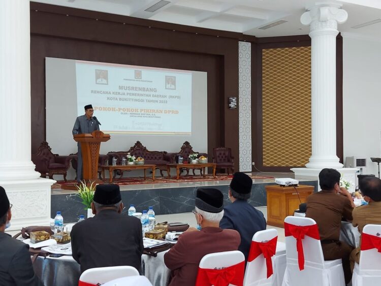 Musrenbang RKPD 2022, Ketua DPRD Bukittinggi Sampaikan Pokir 1 SAMPAIKAN—Ketua DPRD Bukittinggi Herman Sofyan, sampaikan Pokir dalam Musrenbang RKPD 2022.