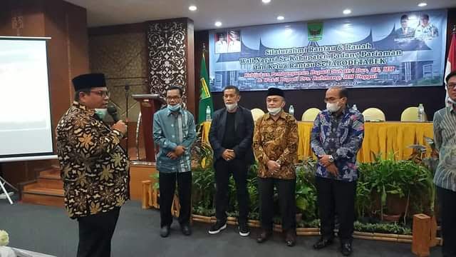 KUKUHKAN—Bupati Padangpariaman Suhatri Bur mengukuhkan Ketua Forum Ranah dan Rantau.