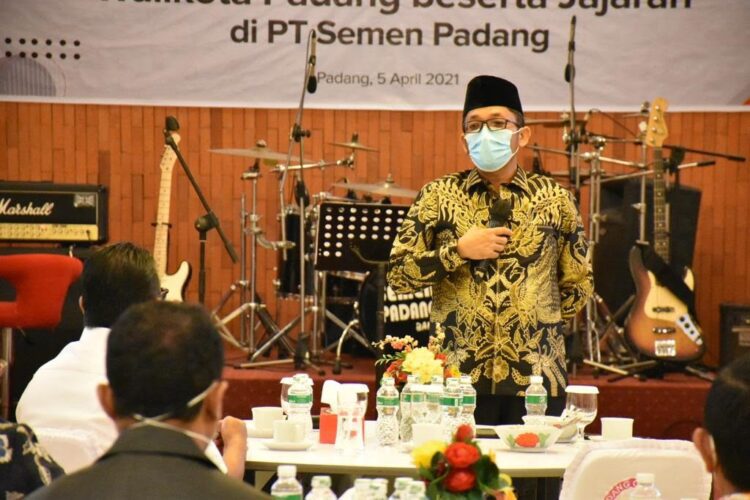 SILATURAHMI— Plt Wali Kota Padang Hendri Septa memberikan sambutan saat silaturahmi dengan jajaran manajemen PT Semen Padang di Wisma Indarung, Senin (5/4).