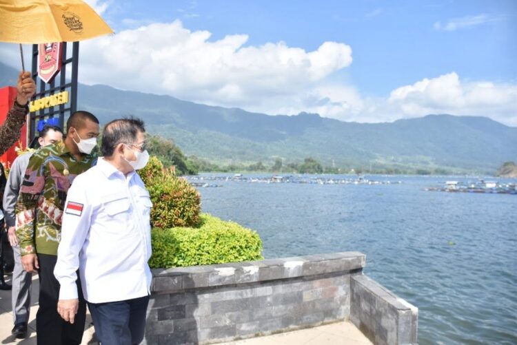 Menteri PPN/ Bappenas RI Suharso Monoarfa, "Danau Maninjau jangan Hanya Tinggal Kenangan" 1 TINJAU— Menteri PPN/Bappenas Dr (HC) Ir H Suharso Monoarfa meninjau keberadaan Danau Maninjau di Kabupaten Agam, yang ketercemarannya mengkhawatirkan.