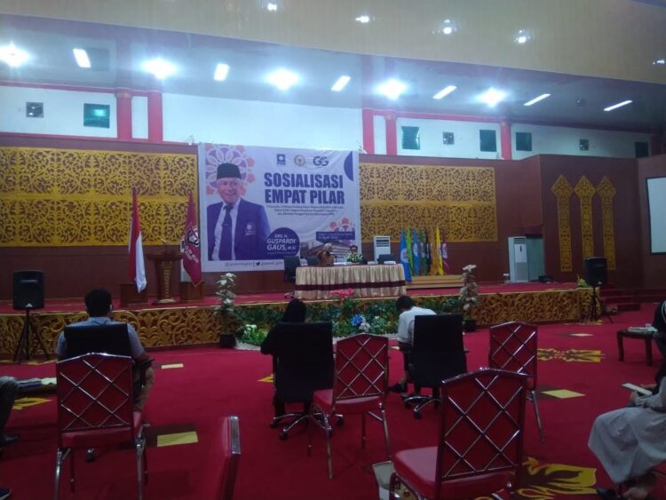 SOSIALISASI—Anggota DPR RI, Guspadri Gaus bersama Ketua Forum Wartawan Parlemen Provinsi Sumbar, Novrianto saat Sosialisasi Empat Pilar, Jumat (9/4) di Auditorium UIN Imam Bonjol, Padang.