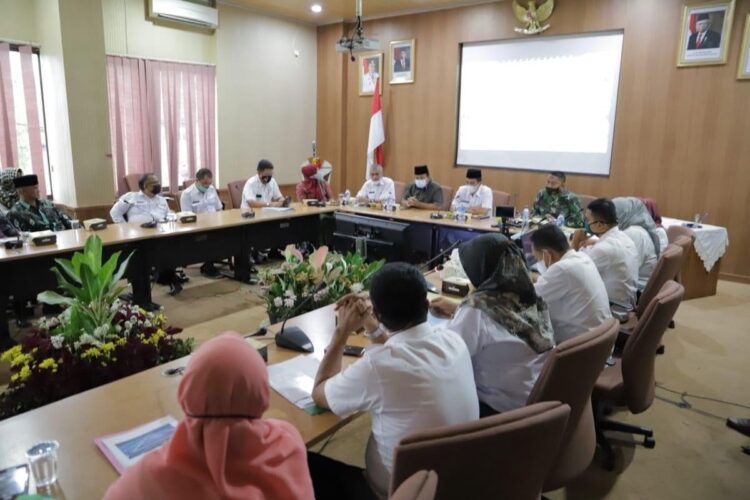 RAPAT— Wakil Wali Kota Solok Ramadhani Kirana Putra meminta membangun komitmen dalam perencanaan pembangunan dimasukkan dalam RKPD 2022 dalam rapat bersama stakeholder, kemarin.