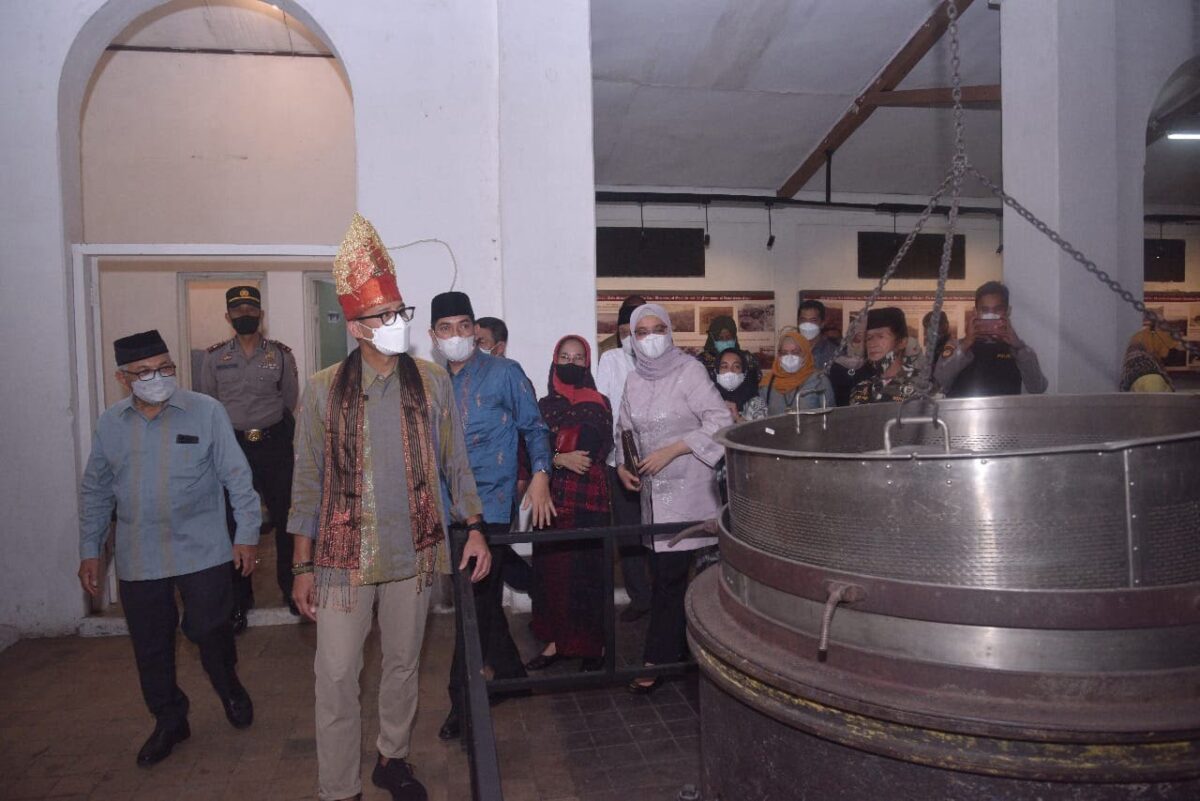 Menparekraf Sandiaga Uno didampingi Anggota DPR RI Andre Rosiade dan Walikota Sawahlunto Deri Asta mengunjungi Gudang Ransoem