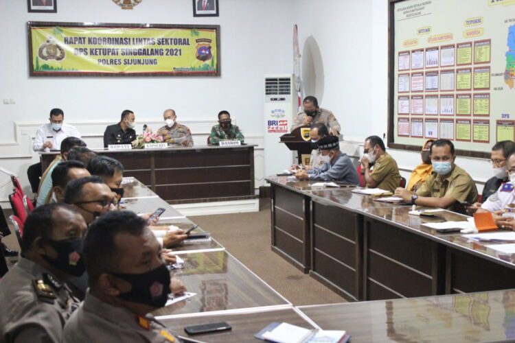 Mudik Dilarang, Perbatasan Dijaga 30 Polisi 1 RAKOR—Rapat koordinasi Pemkab Sijunjung dan Polres lintas sektoral dalam melaksanakan Operasi Ketupat Singgalang menghadapi mudik Lebaran 1442 H.