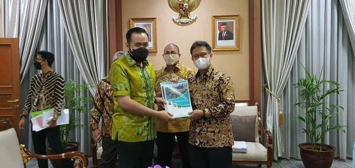 Wali Kota Padangpanjang  Fadly Amran BBA bersama anggota Komisi VI DPR RI Andre Rosiade menyerahkan buku strategi peningktan kesehatan di Kota Padangpanjang kepada Kementerian Kesehatan.