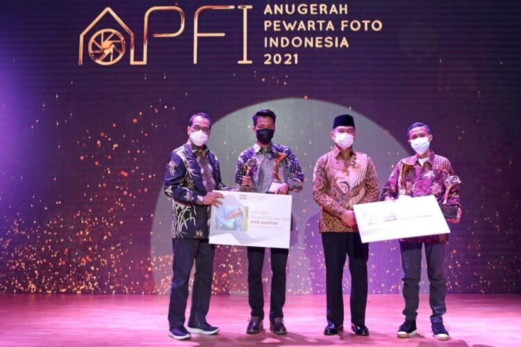 TERIMA PENGAHARGAAN—Anggota muda PFI Kota Padang, Givo Alputra menerima penghargaan 'Photo of The Year' (POTY) Anugerah Pewarta Foto Indonesia (APFI) 2021.