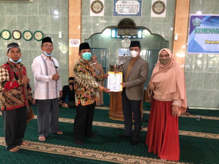 PENYERAHAN SK— Penyerahan SK dari Kepala Kantor Kemenag Kota Padang Drs. H. Marjanis Mpd, kepada Ketua Pengurus Masjid Darul Muttaqin DR. H. Dasrizal MPd.