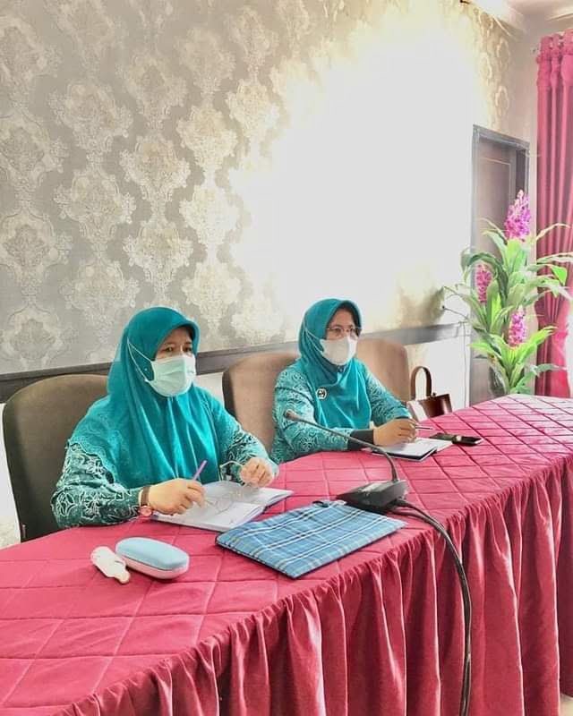 ARAHAN—Ketua TP PKK Padangpariaman Yusrita Suhatri Bur berikan arahan saat rapat dengan anggota, kemarin.