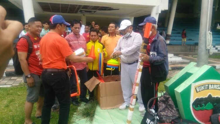 TERIMA BANTUAN— Pengurus klub sepakbola legendaris, PS Machudum’s menerima bantuan peralatan latihan dari mantan pemainnya Indra Sjafri, di RTH Imam Bonjol.