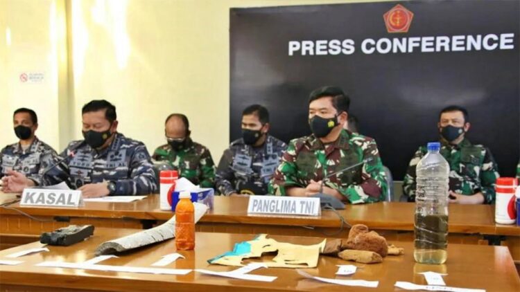 KRI Naggala-402 Ditemukan di Kedalaman 838 Meter, 53 Prajurit Hiu Kencana Dinyatakan Gugur 1 Panglima TNI Marsekal Hadi Tjahjanto besama Kepala Staf TNI Angkatan Laut Laksamana TNI Yudo Margono mengatakan pihaknya menemukan barang-barang autentik dari kapal selam buatan Jerman itu saat konferensi pers di Base Ops Lanud I Gusti Ngurah Rai, Denpasar, Bali.