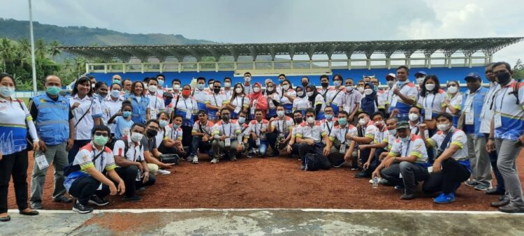 TENAGA ITE—Para peserta tenaga ITE dari setiap provinsi foto bersama di Papau saat mengikuti Bimtek ITe yang dilaksanakan PB PON XX Tahun 2021.