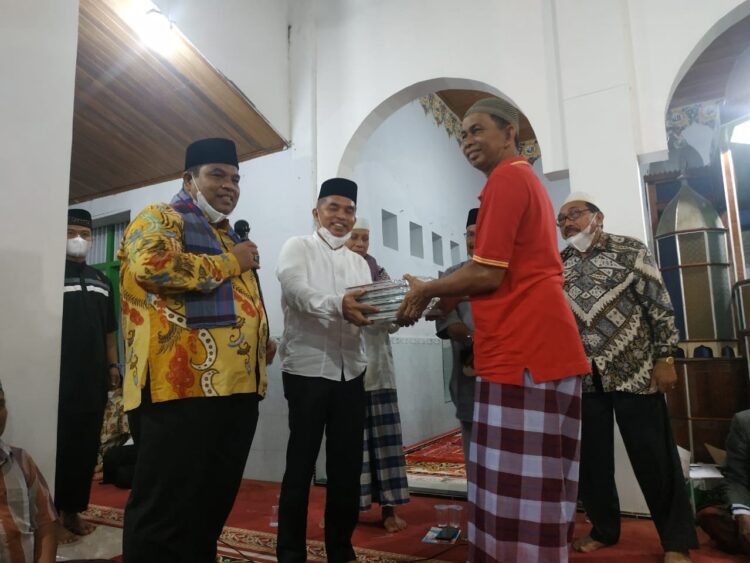 Pembangunan Irigasi Terus Dilaksanakan 1 Bupati Padangpariaman Suhatri Bur saat melaksanakan safari Ramadhan