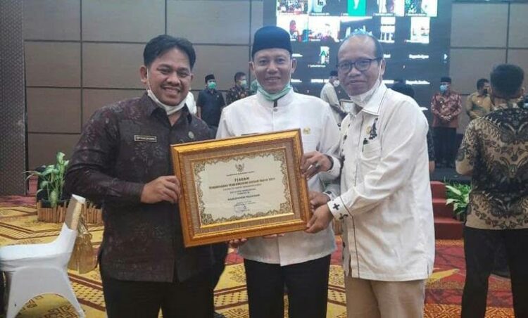 Pasaman Raih Penghargaan Pembangunan Daerah 1 Wakil Bupati Sabar AS bersama Kepala Bappeda Kabupaten Pasaman, Choiruddin Batubara saat menerima penghargaan DPD dari Gubernur Sumbar Mahyeldi Ansharullah.
