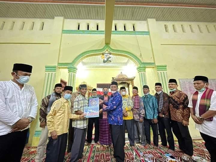 SERAHKAN BANTUAN— Wakil Bupati Padangpariaman Rahmang  serahkan bantuan safari ramadhan khusus ke Masjid Ujung Kampung Nagari Pilubang, Kecamatan Sungai Limau.