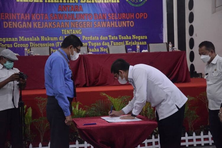 TEKEN MOU—Wali Kota Sawahlunto Deri Asta menandatangani MoU soal penanganan hukum perdata dengan Kejari Sawahlunto.