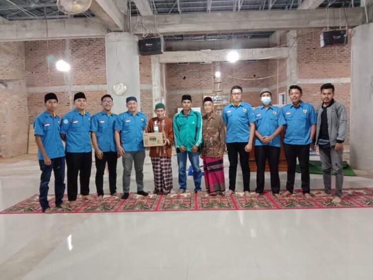 BAGIKAN—Pengurus KNPI Kota Payakumbuh membagikan henzenitizer kepada pengurus masjid.