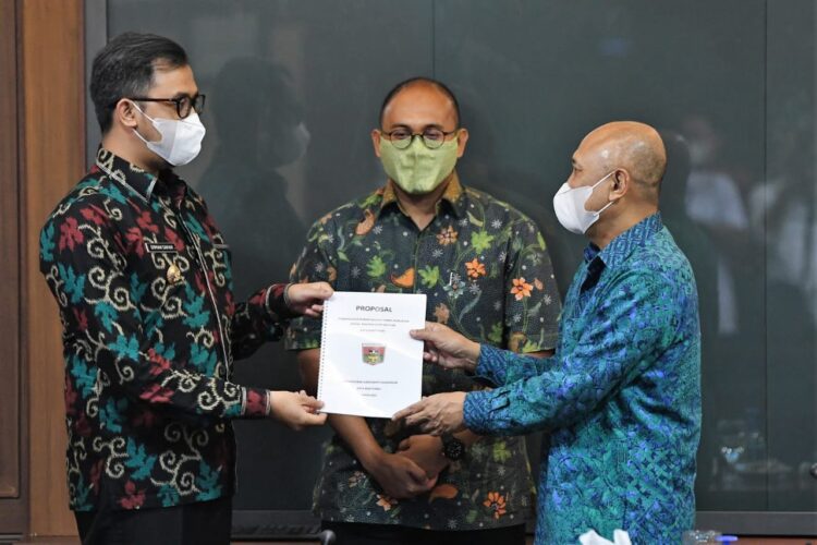 TEMUI MENTERI KOPERASI DAN UKM—Percepatan Pemulihan Ekonomi, Wako Bukittinggi Erman Safar didampingi anggota DPR RI Andre Rosiade menemui Menkop dan UKM Teten Masduki.