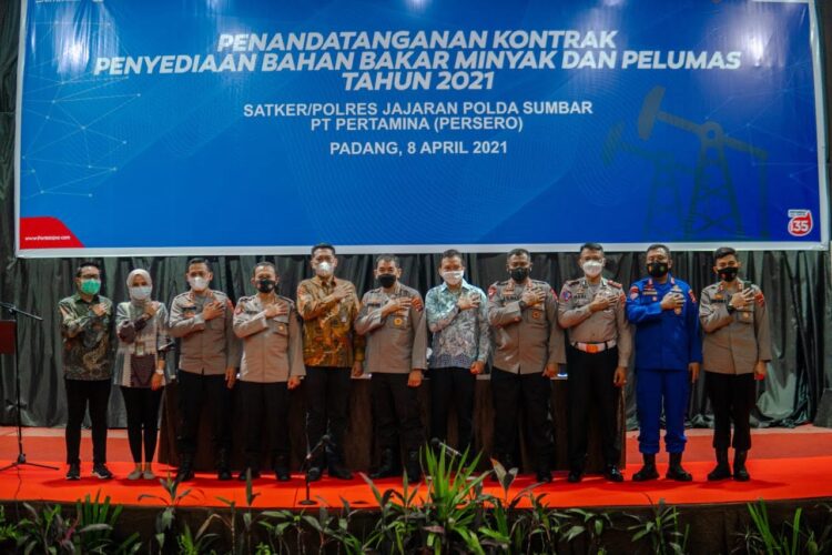 PENANDATANGANAN KONTRAK— Region Manager Corporate Sales I, Jeffri Affandi mewakili Pertamina dengan Kabiro Logistik Polda Sumbar, Kombes Pol Suranta Pinem berfoto bersama usai penandatanganan kontrak.