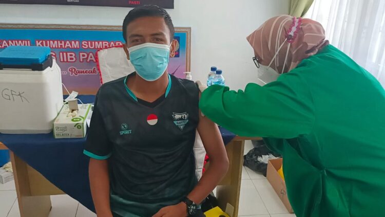 Petugas Lapas Kelas II B Disuntik Vaksin 1 SUNTIK VAKSIN—Randi, petugas Lapas saat divaksinasi oleh petugas Dinas Kesehatan Kota Pariaman.