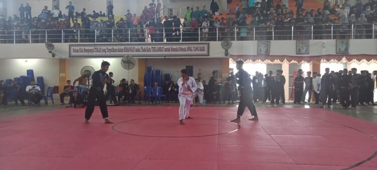 BERLAGA—Dua pesilat yang merupakan pelajar unjuk gigi untuk menjadi yang terbaik di ajang Popda Kota Padang 2021.