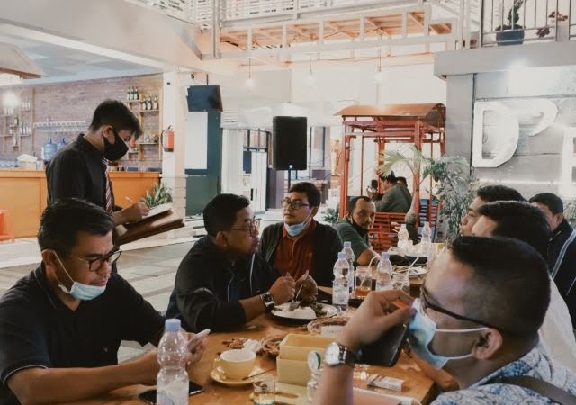 D’Relazion Restoran ala Eropa Hadir di Kota Solok 1 RESTORAN— Pengunjung Restoran D’Relazion, sebuah restoran unik ala Eropa di Kota Solok dapat menjadi pilihan untuk nongkrong.