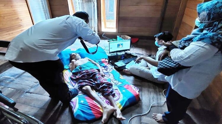 REKAM DATA— Petugas Dinas Kependudukan dan Pencatatan Sipil (Disdukcapil) Kota Pariaman  melakukan perekaman e-KTP ke rumah salah seorang warga berkebutuhan khusus.