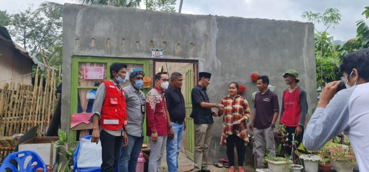SERAHKAN BANTUAN— Rusdi Saleh dan Leo Murphy anggota DPRD Kota Solok, bersama PMI Kota Solok menyerahkan bantuan terhadap waga yang menjadi korban angin kencang.