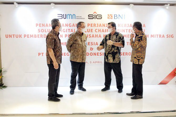 Digandeng PT Semen Indonesia (Persero), BNI Kembangkan Solusi Digital Value Chain Terintegrasi 1 TANDATANGANI PKSāPenandatanganan Perjanjian Kerja Sama (PKS) antara Direktur Utama BNI Royke Tumilaar dan Direktur Utama SIG Hendi Prio Santoso dalam menerapkan Digital Value Chain untuk pembiayaan distributor mitra SIG.