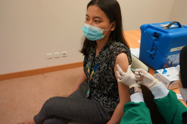 Karyawan Perumda Pembangunan Sarana Jaya dan anak perusahaan ikuti program Vaksinasi Covid-19 tahap satu.